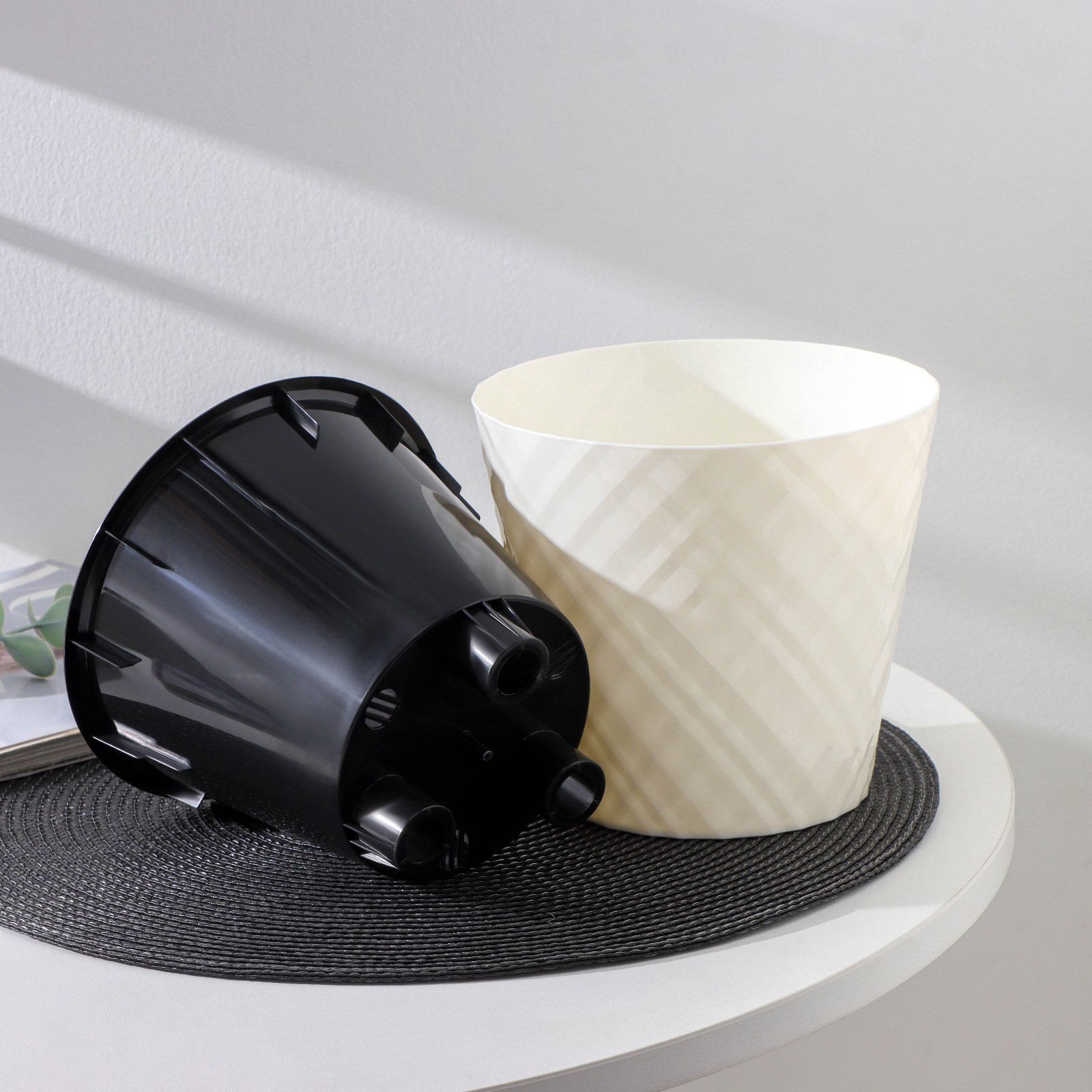 Кашпо пластм. "Manhattan" 3,3л d верха 190мм h177мм со вставкой Бел. жасмин IG670210048 *1/9