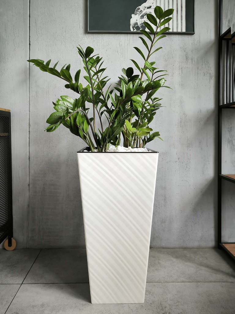 Кашпо пластм. "Manhattan Cube" высокое 34л/вставка19л 300х300мм h564мм Белосн.жасмин IG671410048*1/4