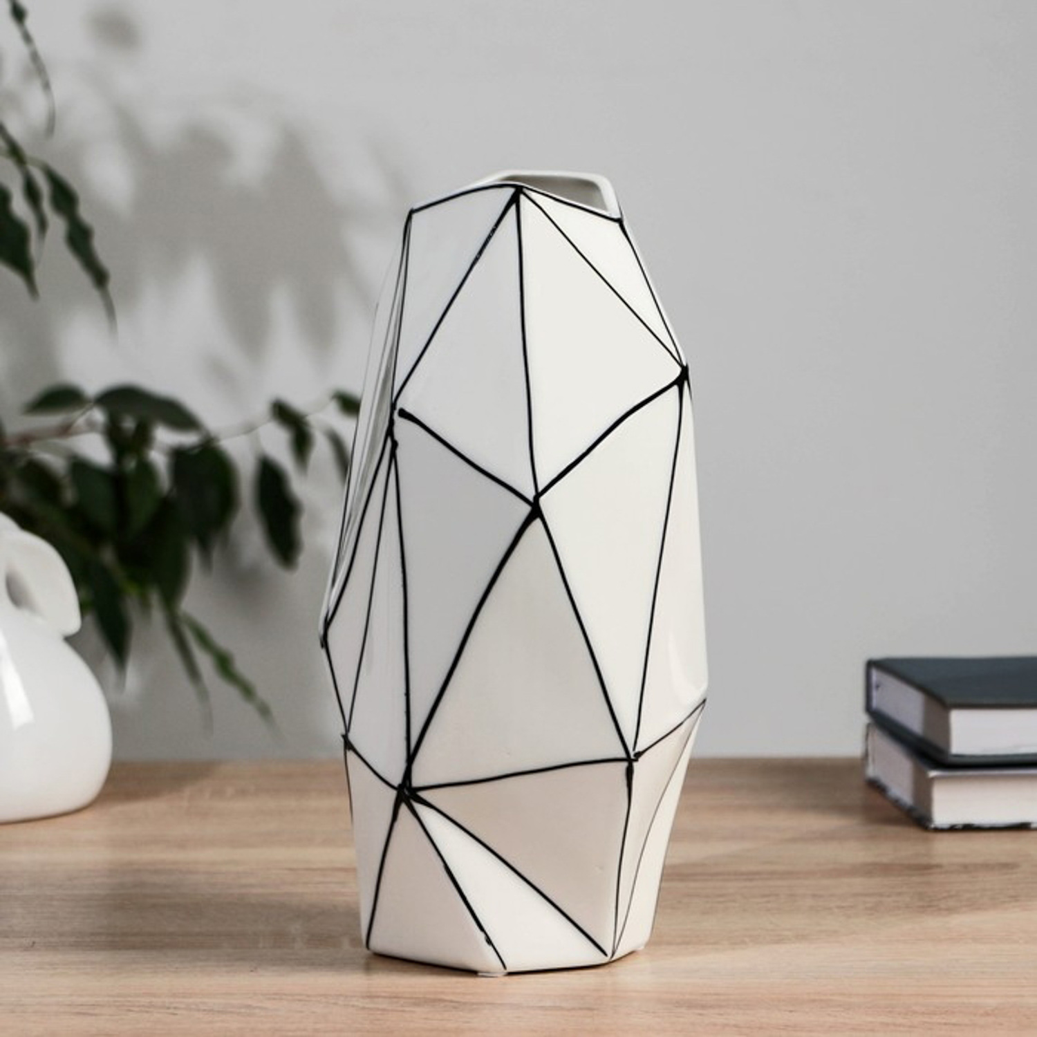 Ваза керамика настольная "Пикассо" (ручная роспись) треугольники, h=25 см, чёрно-белый   10073216