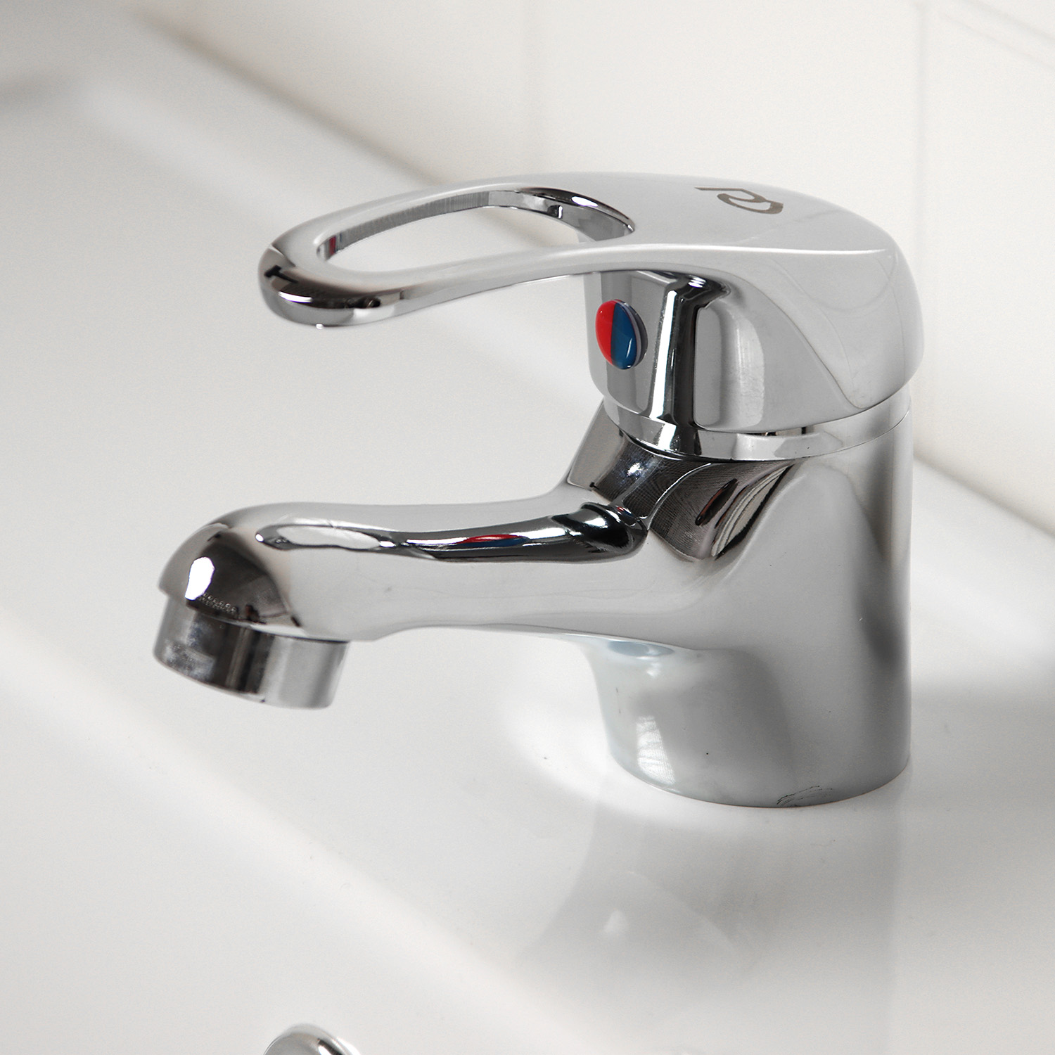 Смеситель для умывальника Roegen RB402A, короткий излив, рычажный