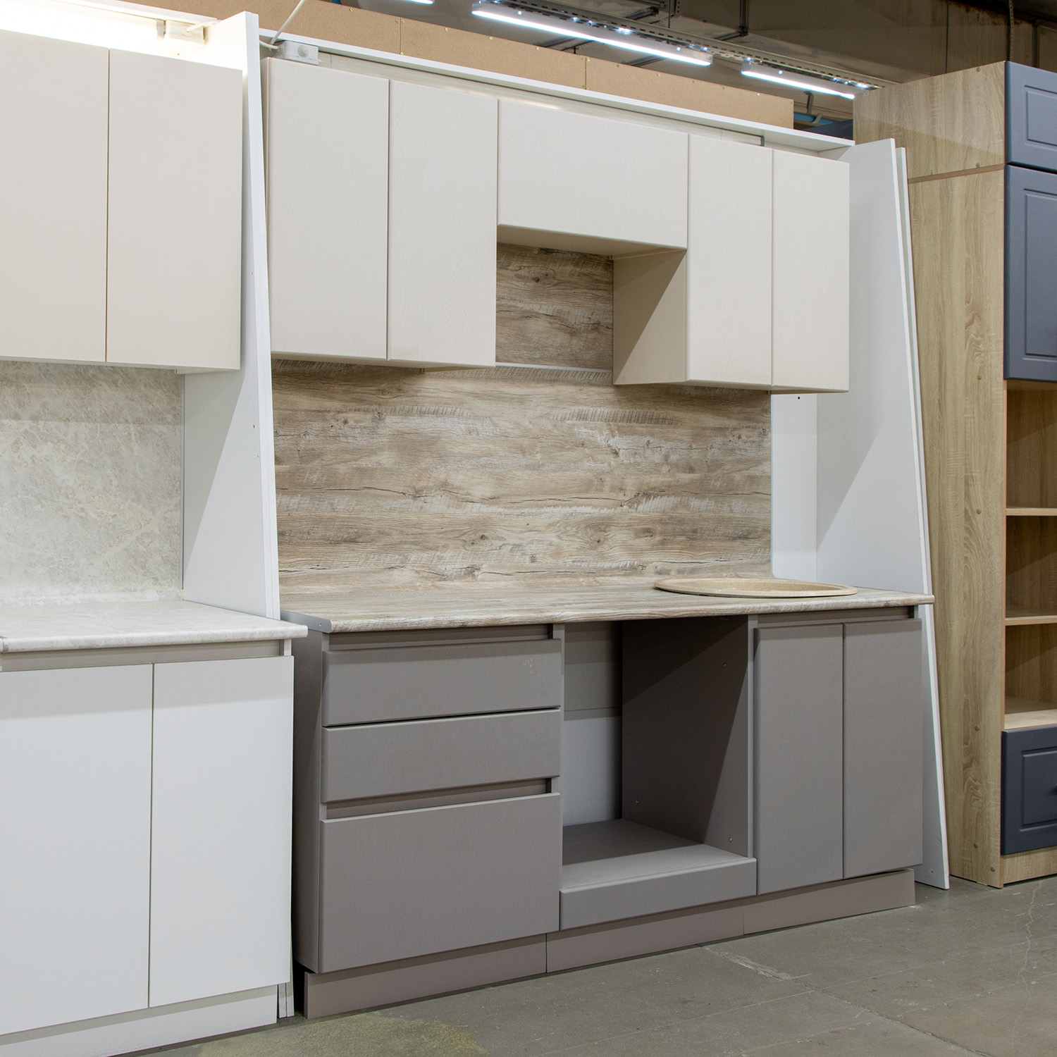 Шкаф напольный 600х850х600 мм BROZEX-WOOD Эрика, с тремя ящиками, грейдж / ясень грей софт