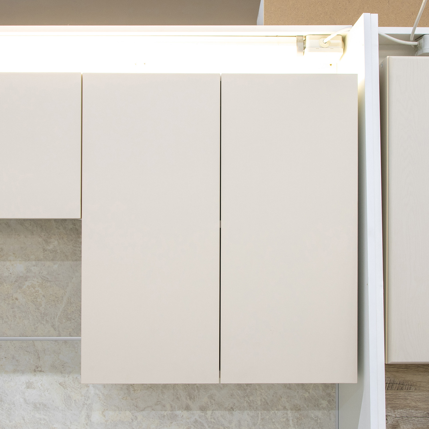 Шкаф навесной 600х676х290 мм BROZEX-WOOD Стиль, с двумя дверцами, белый / светло-бежевый